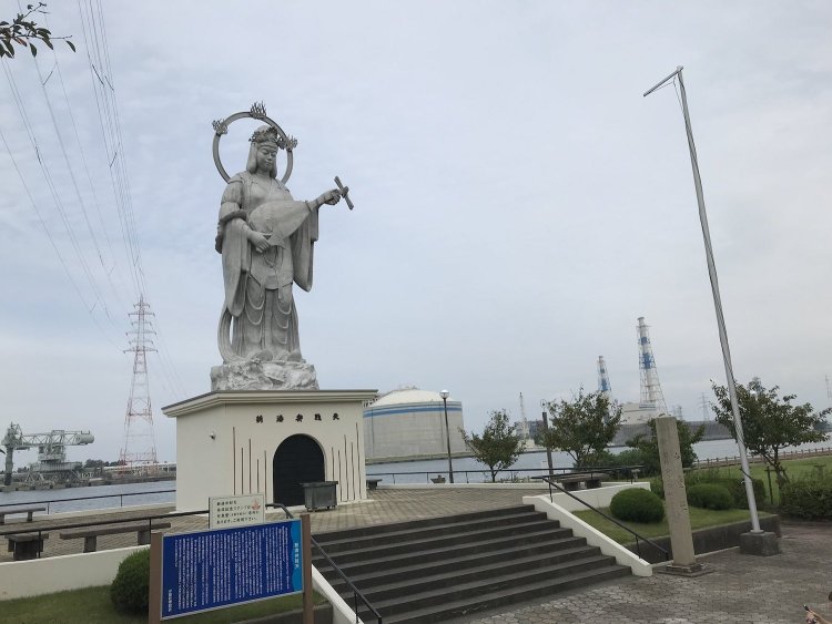 富山県の新湊弁財天。