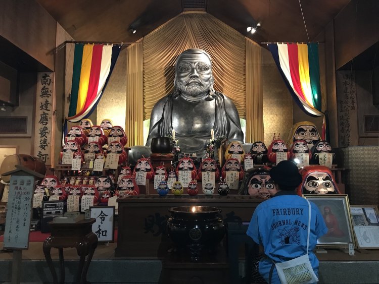 静岡県「土肥達磨寺」にある日本最大の達磨大師像。