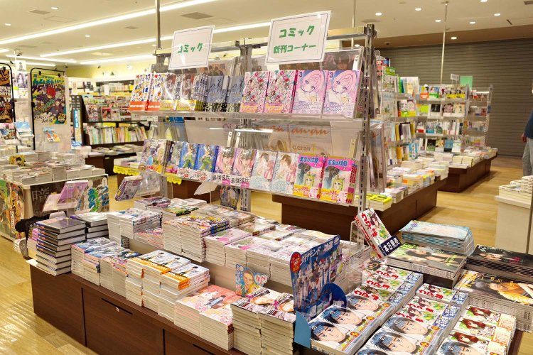 コミック新刊の平台。発売を心待ちにしている新刊が並ぶ様は心が躍る。