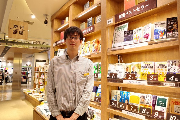 店長の山口優太さん。地元は稲毛海岸。「カフェも併設。ゆっくり本を選んでください」。
