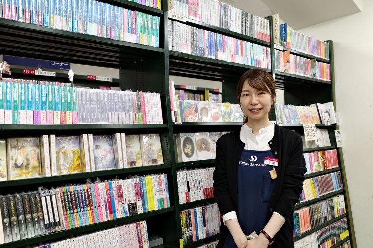 店長の大槻浅黄さん。高校時代から行きつけの店舗だった。「漫画文庫も力を入れています。往年の名作をぜひ」。