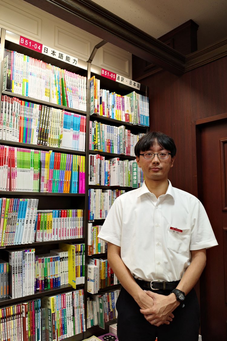 係長の今川幸大さん。「2023年に30周年を迎えました。地域に寄り添った店です」。