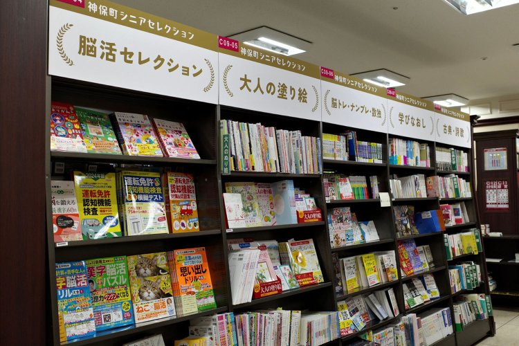 シニアセレクションの棚。問い合わせが多かったものを集めた唯一無二のラインアップ。