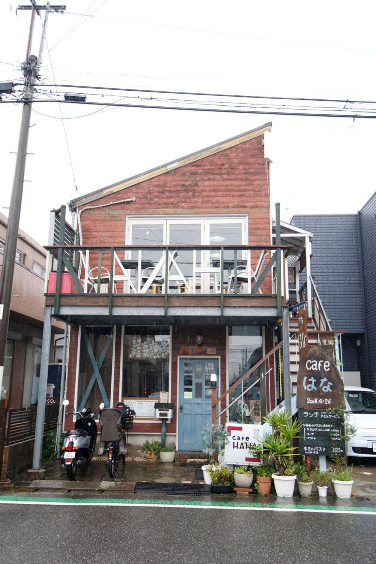 2階にテラス席あり。