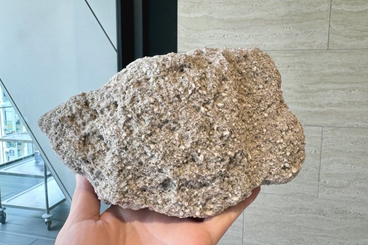 持ってみると想像以上に軽いコーガ石。新島村から寄贈され渋谷駅南口に立つ「モヤイ像」もコーガ石でできている。