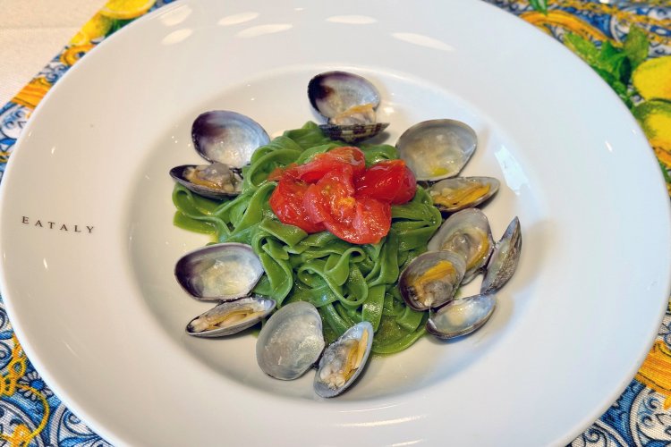 新島産明日葉のタリアテッレ（フレッシュトマト入りヴォンゴレ）1980円。