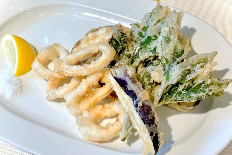 新島産アカイカと夏野菜のフリット1980円。