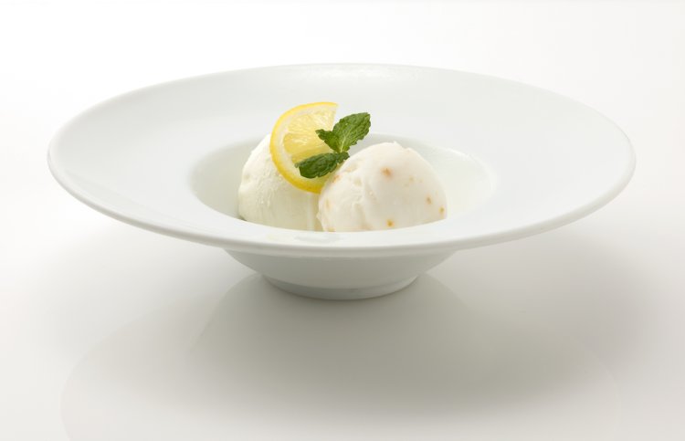 新島「しおさいの塩」のジェラート2種盛り合わせ980円（提供写真＝EATALY）。