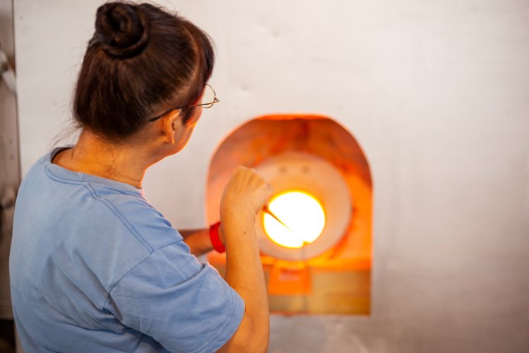 新島ガラスの制作風景（写真提供＝新島村）。