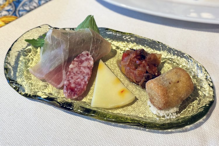 アンティパストミスト新島980円。ドンナフガータのワインセット1980円もあり。