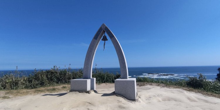 景勝地の鵜原理想郷・手弱女平（たおやめだいら）では鐘の音が海岸に響き渡る。