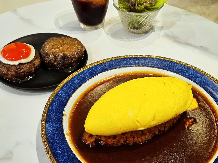 ぱっかーんハンバーグオムライス2山 2979円（サラダ、ドリンク、本日のデザート付き）。