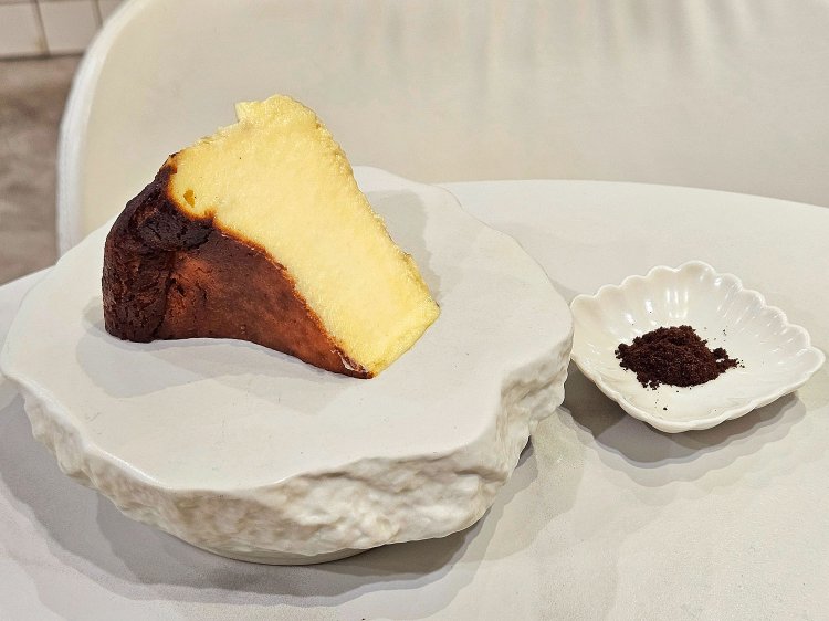 バスクチーズケーキ（プレーン）858円。