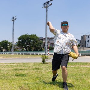 【ピエール瀧が行く ファンキー！公園】日本でここだけ⁉ 競馬場を一般開放する浦和記念公園（さいたま市）でキャッチボールに興じるの巻