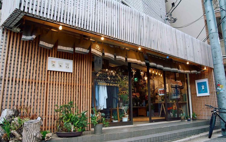 路地裏ではためくのれんが目印。