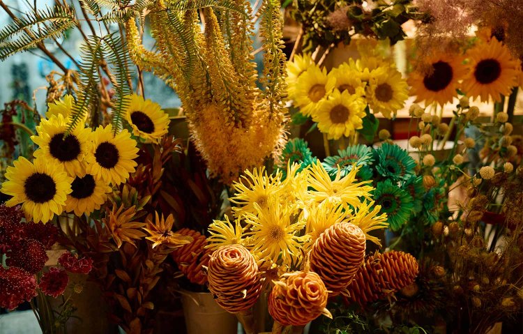 花は1本から購入可。熱田さんが手掛けるブーケも好評。