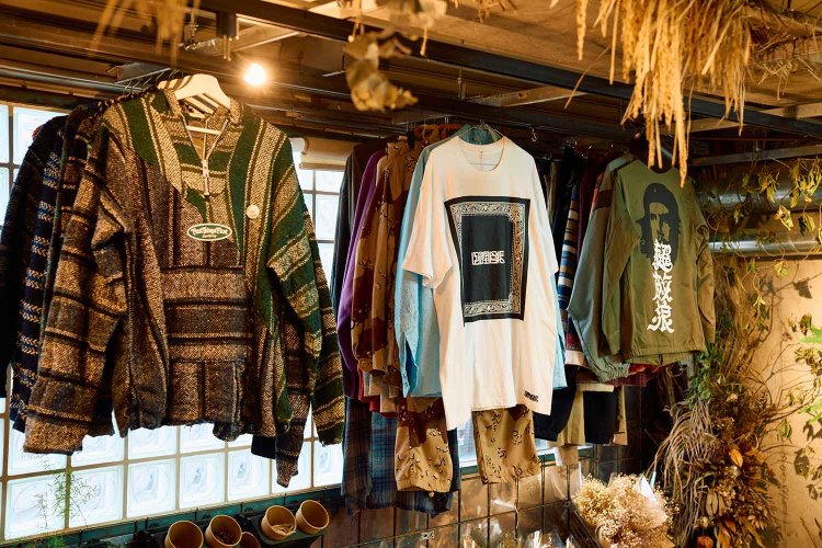 店の一角でオリジナルの洋服や仲間のブランド、ビンテージなどアパレル部門も展開する。