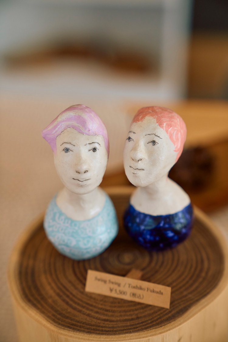 張り子「Swing Swing」福田十糸子 各5500円。