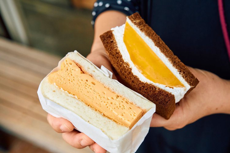 厚焼きたまご スタンダード356円（手前）、アップルマンゴー496円。