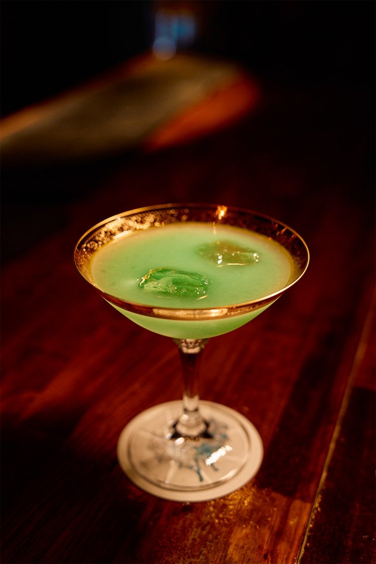 季節のカクテル1200円～。バーテンダーの合田知史さんが説明してくれるので、バー初心者も安心。