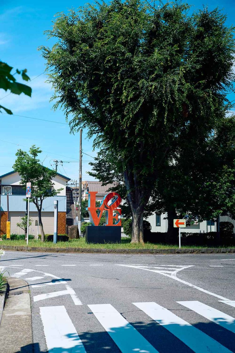 みどり台のラウンドアバウトに、ロバート・インディアナ作「LOVE」の彫刻が。ZOZOの前澤友作元社長が寄贈。