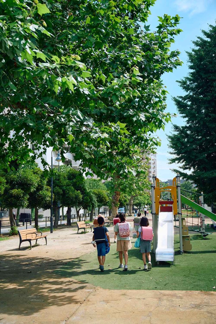 千葉中央駅から千葉港に向かってのびる全長400mの新宿公園。腰掛けられる場所が多く、休憩にぴったり。