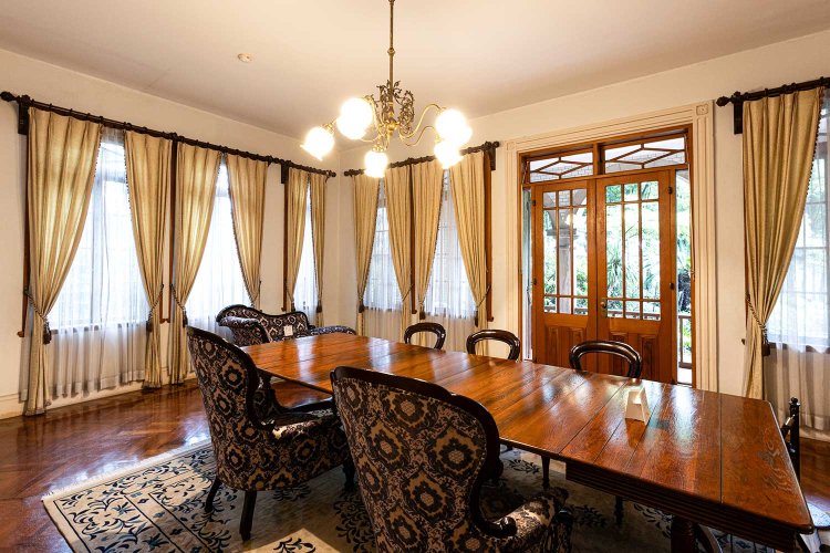 1階の洋間。幾何学的な模様の床は寄木で表現。