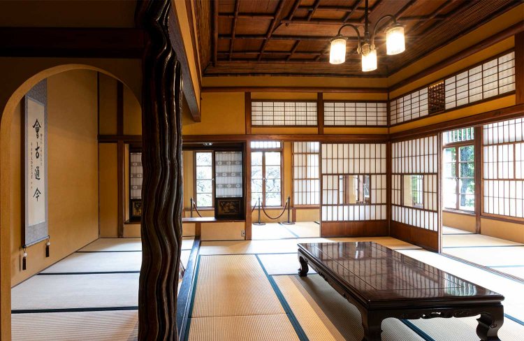 2階の和室。床間の床柱はブドウの古木を大胆に使用。