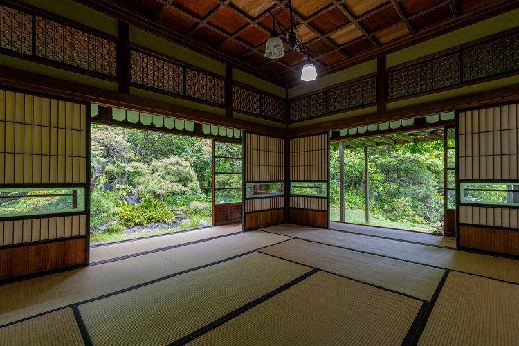 格天井の客間には、亀甲格子の欄間、アンティークな照明などがあしらわれている。