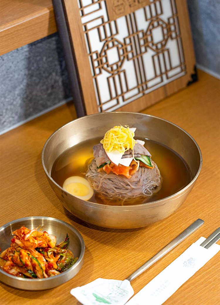 牛、豚、鶏やたっぷりの野菜を丁寧に煮出したスープが絶品の平壌水冷麺1200円。