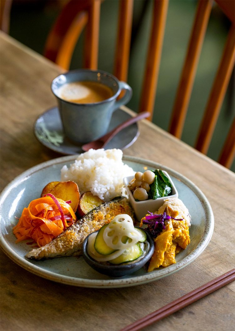 ランチプレート1300円。メインは鮮魚の香草パン粉焼き。