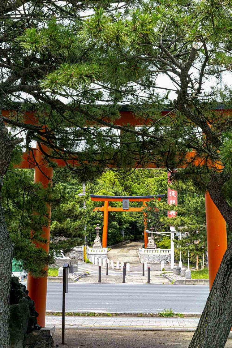 稲毛浅間神社。手前が一の鳥居、奥が二の鳥居。その間に海岸線があり、一の鳥居は満潮時、海の中にあったという。