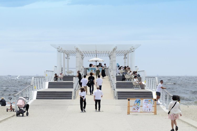 かつての海岸線の2、3km先に、現在の海岸線がある。場所が変わっても、稲毛海岸は多くの人でにぎわっている。