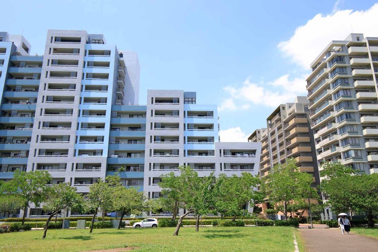 1995年誕生の幕張ベイタウンは西欧風集合住宅と広い道のしゃれた街並み。海外っぽい。