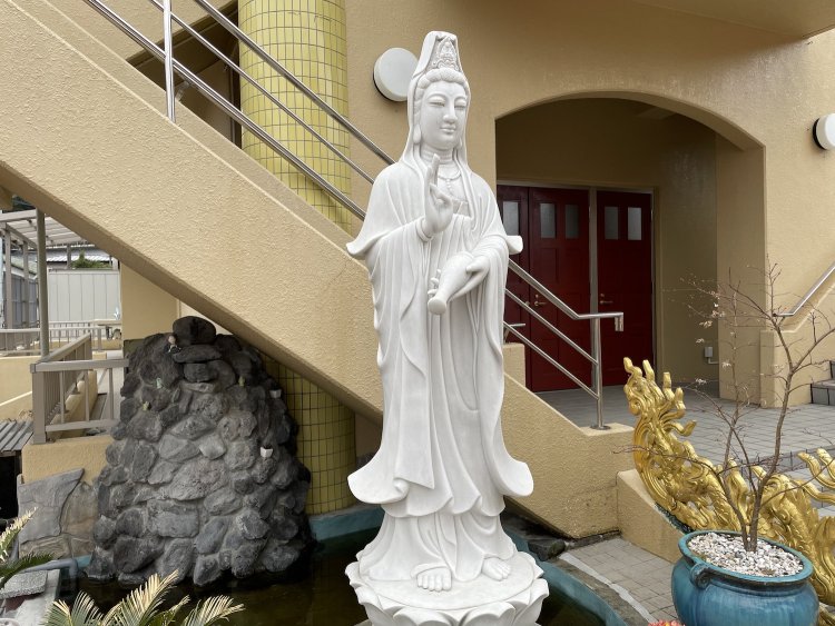 神奈川県「チューアベトナム」の観音菩薩はよくみると頭上に如来像が。