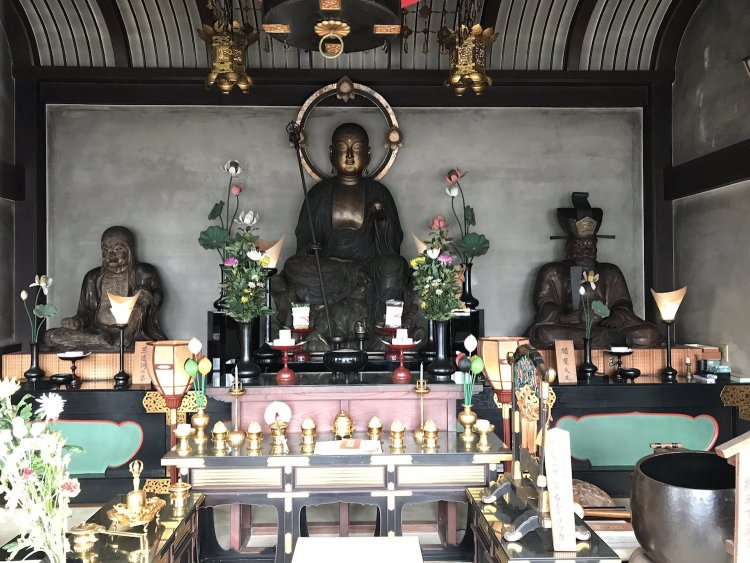 東京都「目黒不動尊」には、地蔵菩薩と閻魔大王が一緒に安置される。