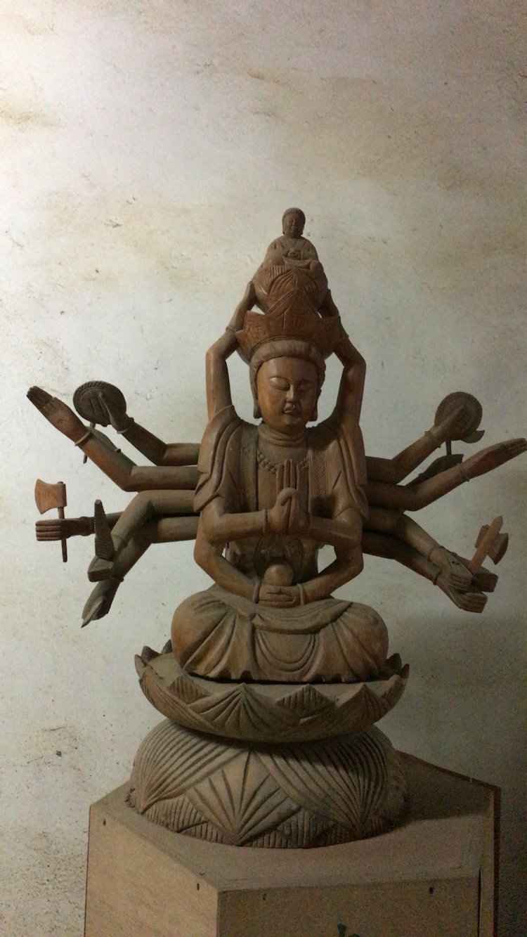 埼玉県「百体観音堂」の千手観音は阿弥陀如来を掲げている。