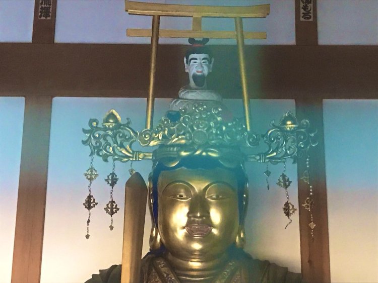 頭上から宇賀神がのぞく。