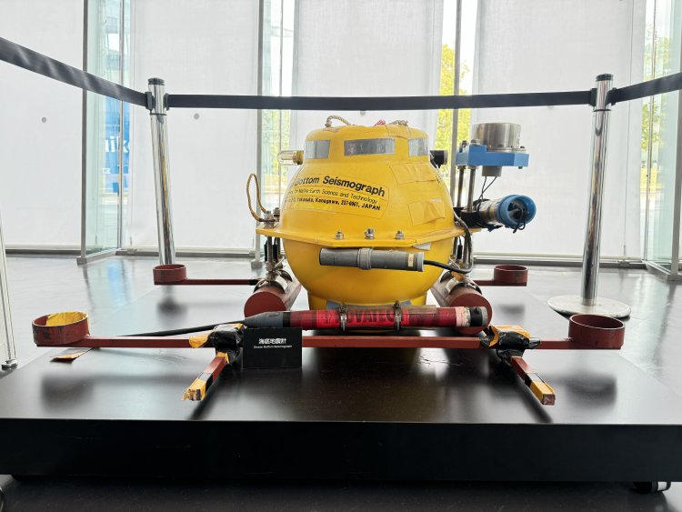 自己浮上型海底地震計。