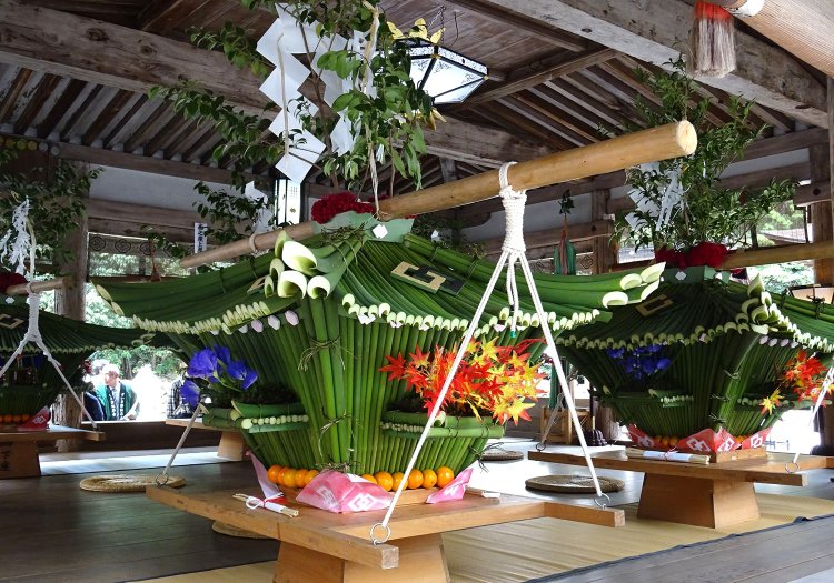 各集落から御上神社へと運ばれた5基のずいき御輿が並ぶ姿は、美しすぎて思わずため息が出てしまう。