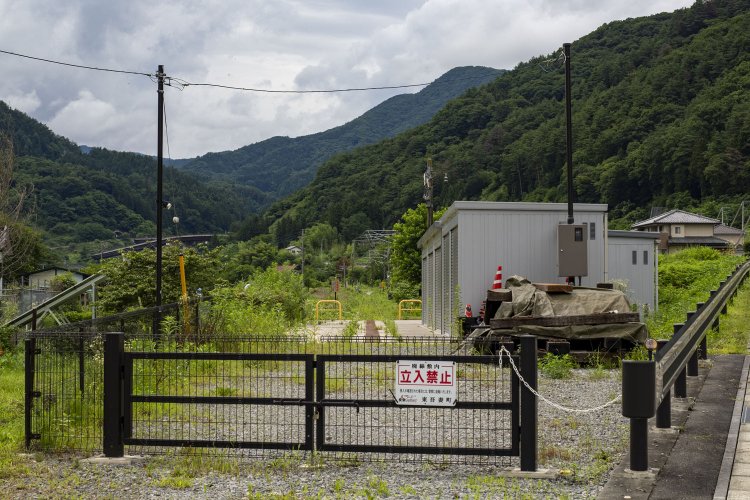 国道145号脇から旧線跡が続いている。将来的にはこの場所もレールバイク化するのだろうか。線路の端はコンクリートで整地されていた。