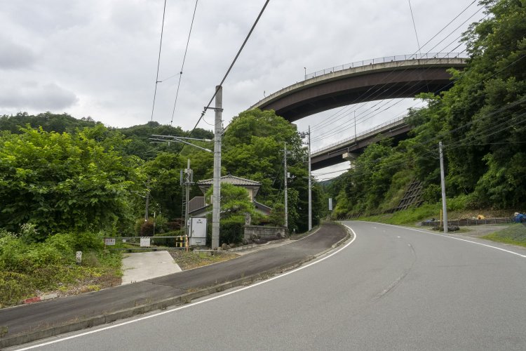 「雁ヶ沢駅」付近の踏切跡。架線もそのまま残っている。