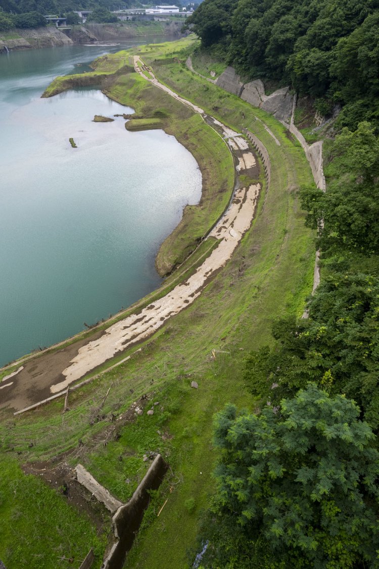 丸岩大橋から眼下をのぞき込むと旧線跡の路盤がうっすらと確認できた。手前と奥のコンクリートの擁壁が線路のあったことを物語る。