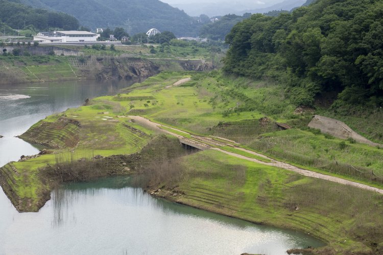 水位が下がったときに見えた旧線跡の遺構。手前は旧国道145号。鉄道も道路も橋梁は残されたままだった。