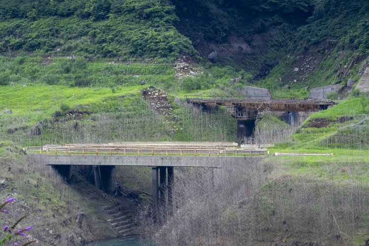 旧橋梁を望遠レンズで狙った。欄干も残されたまま、そのまま水没している姿に驚いた。