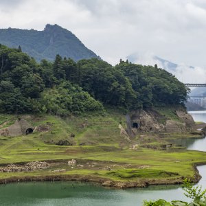 八ッ場ダムに水没した吾妻線の旧線をそっと遠くから見つめる。生まれ変わった遺構にレールバイクも