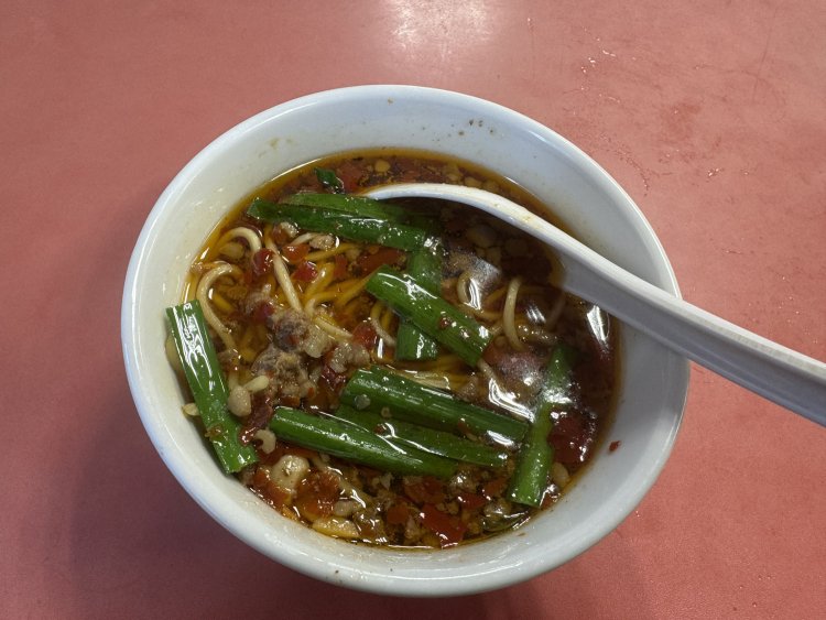 『味仙』殿のミニ台湾ラーメンじゃ。辛さに自信があるものは挑戦いたせ！