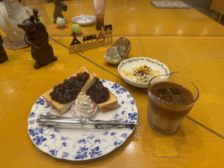 『長靴と猫』殿の小倉トーストじゃ。名古屋特有の喫茶文化モーニングを楽しめる。