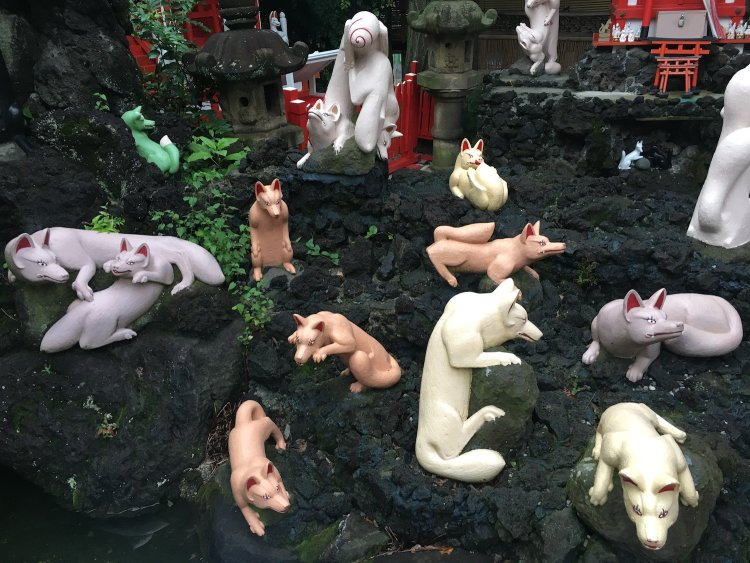 神奈川県「京浜伏見稲荷神社」にはたくさんの狐。