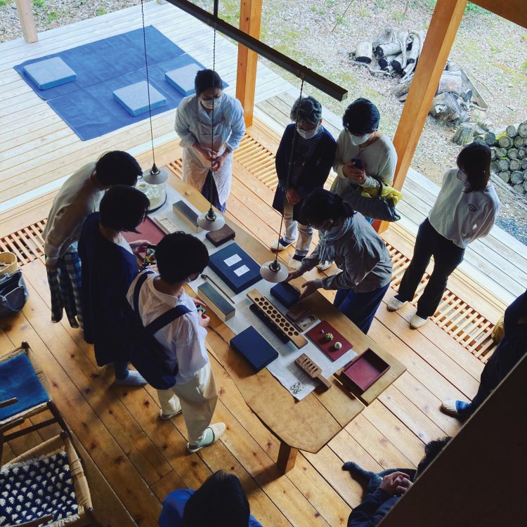 「nogashi afternoon tea」で輪島塗に盛り込んだ菓子を選ぶ。